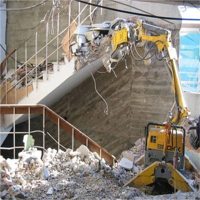 挖掘机如何拆楼（挖掘机如何拆楼梯）